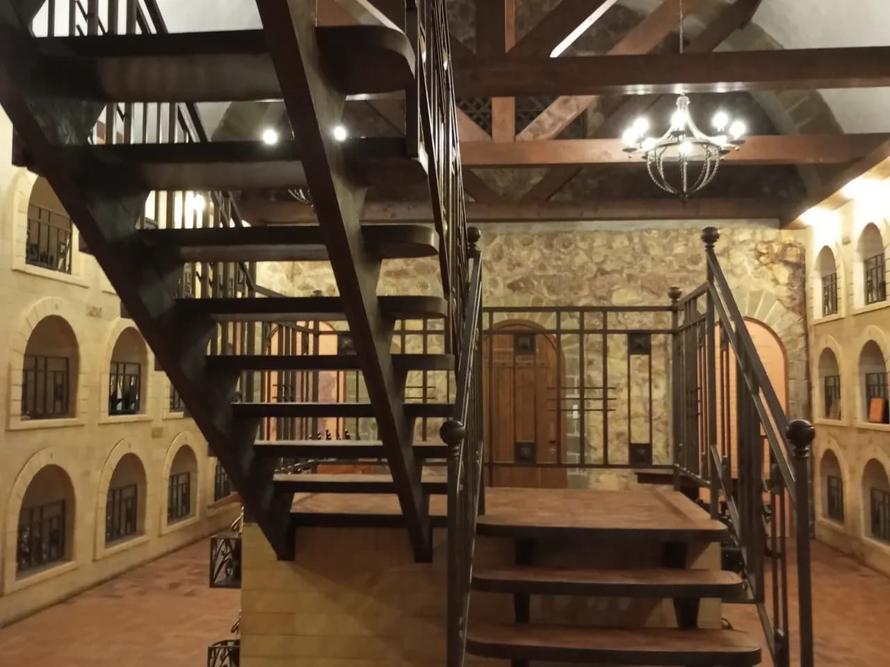 Тёплый интерьер в стиле шале: каменная кладка, балки, винные ниши